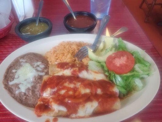 Salsa verde ans salsa rojo to start the meal.