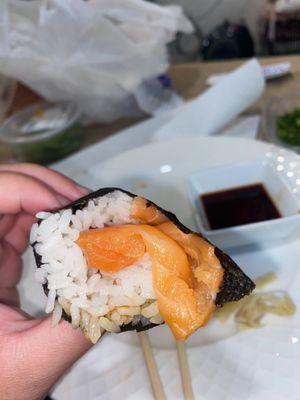 Salmon hand roll