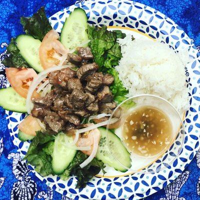 Beef salad with garlic pepper sauce