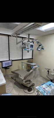 Treatment room equipped with a surgical microscope.