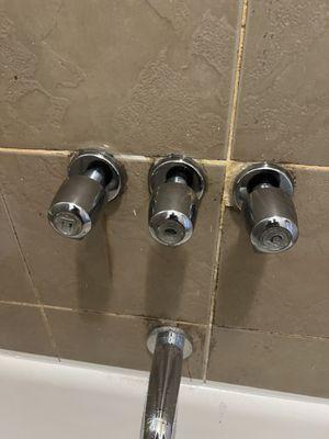 Repair the spindles in the shower body