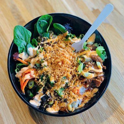 Customized korean-style beef bowl with locally grown organic veggies, sriracha mayo sauce and crunchy tempura.