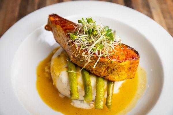 filete de salmon ,grilled samon filet served with mashed potato and asparagus