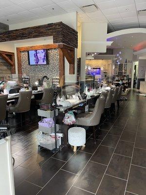 More manicure area