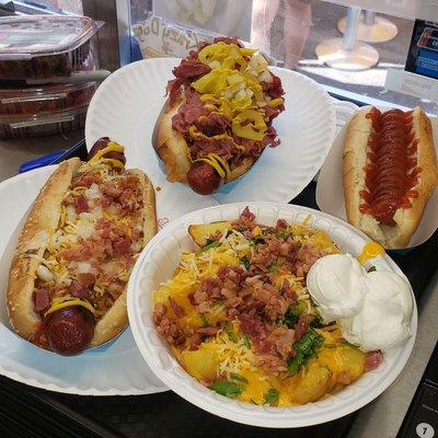 Cheesy potato bites
Chili dog
Pastrami dog