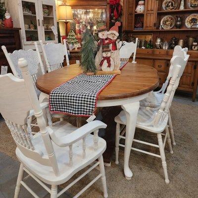 Farmhouse dinner table with 6 chairs.