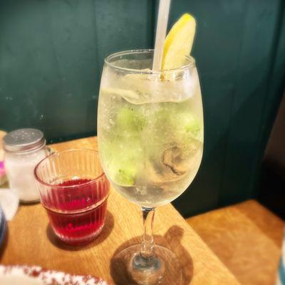 Hugo spritz (elderflower liqueur, Prosecco, fresh mint, soda)