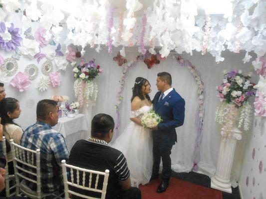 Happy couple inside the wedding chapel.  Pareja feliz en la capilla de matrimonio.