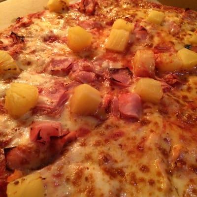 Three-quarter view of an Hawaiian pizza