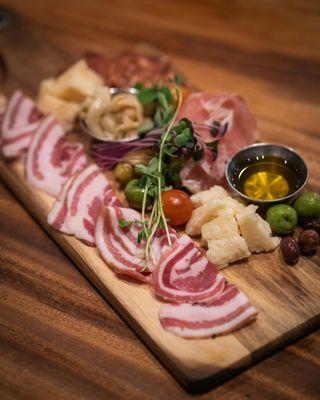 CHARCUTERIE BOARD manchego cheese, prosciutto, house jam, marinated olives, crackers