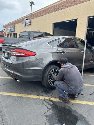 Within five minutes of puncture he was already fixing it!