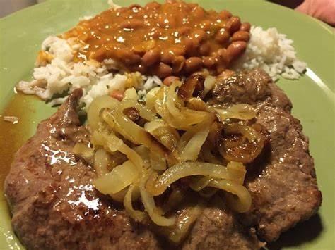 Bistec Encebollado, Arroz y Habichuelas Rosadas