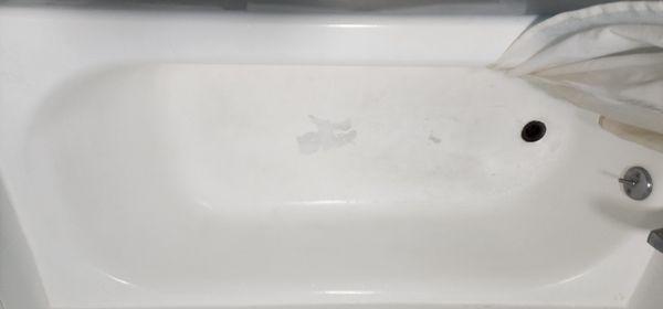 Filthy, stained bathtub woth a water leak. Probably the cause of the mold smell.