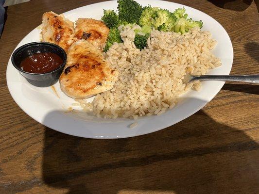 Grilled chicken with steamed broccoli and rice