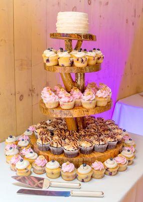 DIY RUSTIC CUPCAKE DISPLAY