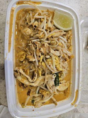 Curry noodle pad Thai with chicken, mild spice