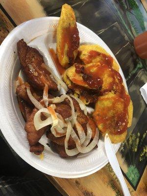 Carne frita with tostones