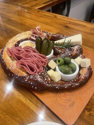 Pretzel plate