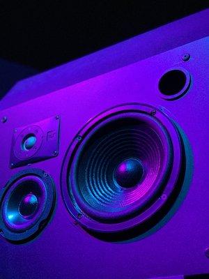 JBL reference monitors looking sick in this lighting