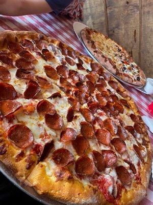 Large pepperoni pizza