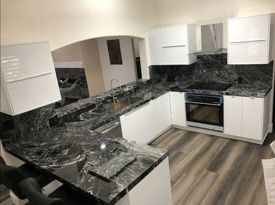 Blizzard granite kitchen with full backsplash and undermount sink