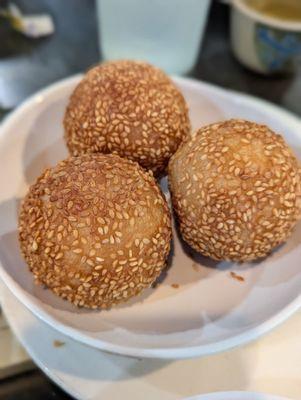 Crispy sesame seed balls