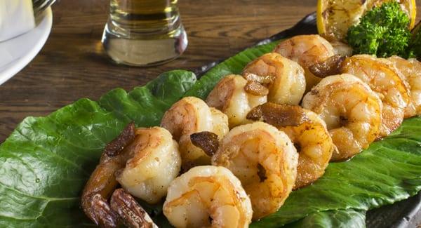 Camarão ao alho e óleo - Shrimp sautéed in garlic and lemon sauce.