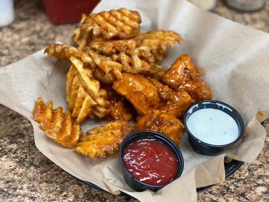 Boneless wings and fries