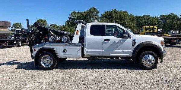 Full Spectrum Towing and Roadside Services
At Long Towing, we offer a broad range of services to meet every possible need on the road!