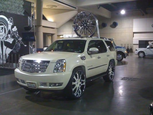 ESCALADE ON 30'S