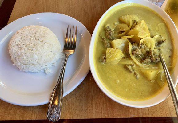 Yellow curry with beef, medium spice