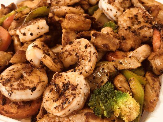 Try our delicious grilled chicken and shrimp platters .