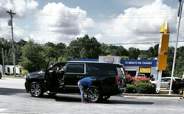 Getting those #rims cleaned up. Gotta #blingbling #rideinstyle #handcarwash #clean #shine #beautywithbeast @stslimousine