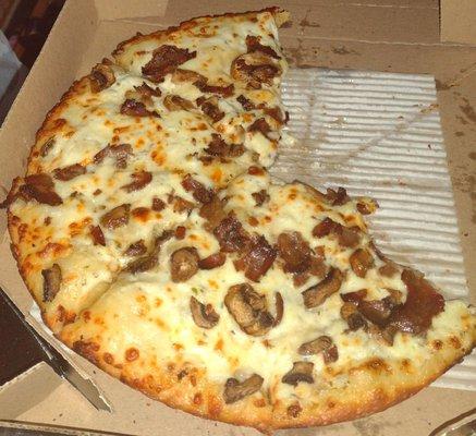 Medium pan, white pizza with Philly steak and mushrooms...DELICIOUS!!!