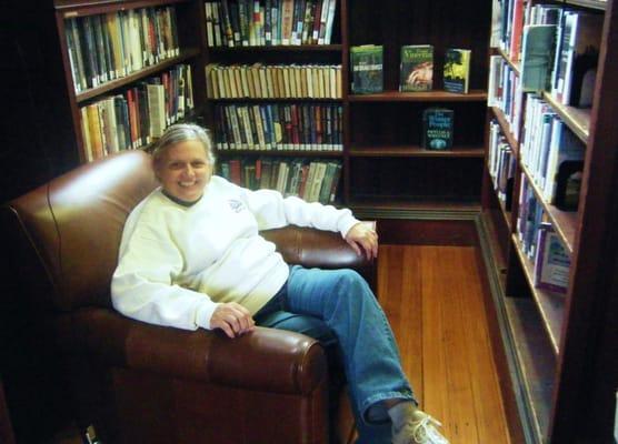 Scruffy person in cool library