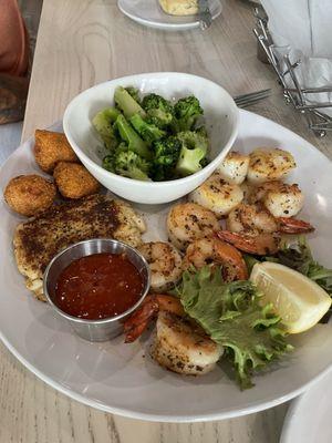 Seafood trio (scallops, grilled shrimp, crab cake)