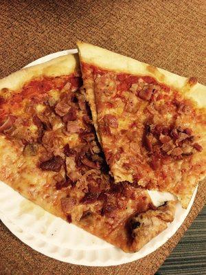 This bacon pizza is delicious! Ahhh I took a huge bite immediately! #hit