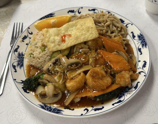 Hunan Shrimp lunch plate