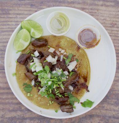 Individual taco of tripa on corn tortilla