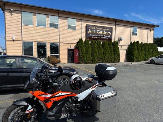 There is no sign showing but the coffee shop with ice cream, pastries and lunches is in there.