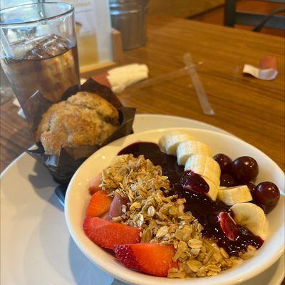 Berry yogurt bowl