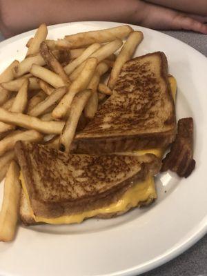 Grilled cheese with fries