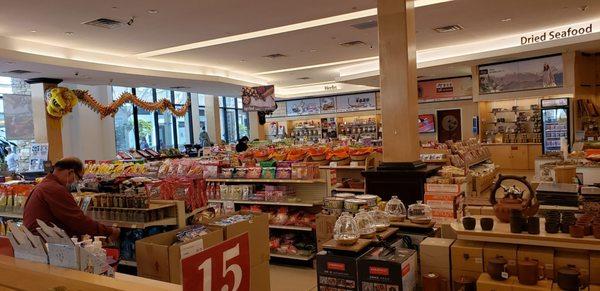 Dried seafood, mushrooms, ginseng and the like are in the front section of the store.