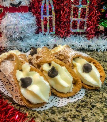 Cannolis!!! Mmmm, deliciousness!!