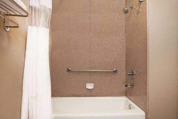 Guest room bath