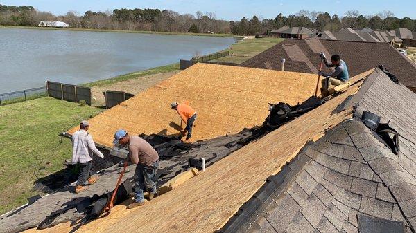 Roofers in Jackson, MS doing a great job while at work