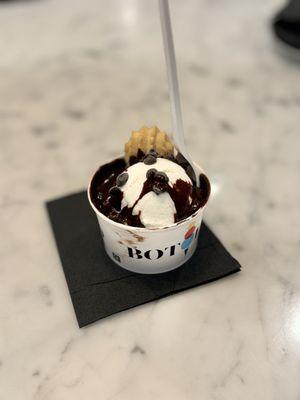 Hot fudge sundae