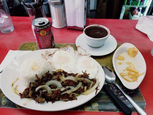 Vaca frita con huevo Frito, yuca con mojo y Arroz Blanco