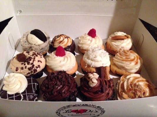 Box of cupcakes for mama's birthday