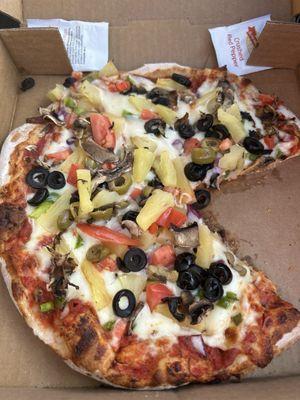 Veggie pizza with pineapple